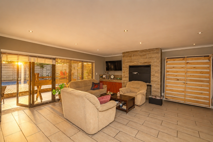 3 Bedroom Property for Sale in Uitzicht Western Cape